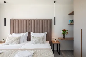 Spacious 6-Bedroom Villa with Private Heated Pool, Seget Vranjica