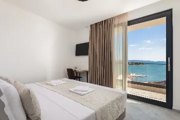 Spacious 6-Bedroom Villa with Private Heated Pool, Seget Vranjica