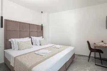 Spacious 6-Bedroom Villa with Private Heated Pool, Seget Vranjica