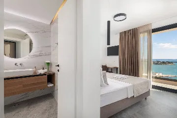 Spacious 6-Bedroom Villa with Private Heated Pool, Seget Vranjica