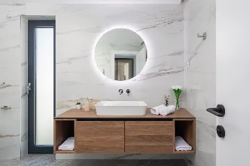 Spacious 6-Bedroom Villa with Private Heated Pool, Seget Vranjica