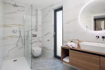 Spacious 6-Bedroom Villa with Private Heated Pool, Seget Vranjica