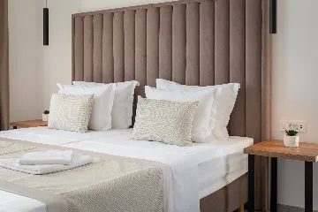 Spacious 6-Bedroom Villa with Private Heated Pool, Seget Vranjica