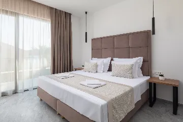 Spacious 6-Bedroom Villa with Private Heated Pool, Seget Vranjica