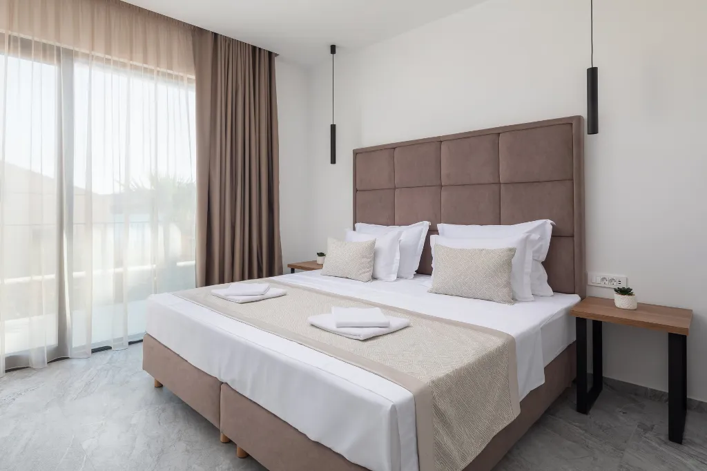 Spacious 6-Bedroom Villa with Private Heated Pool, Seget Vranjica