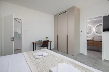 Spacious 6-Bedroom Villa with Private Heated Pool, Seget Vranjica