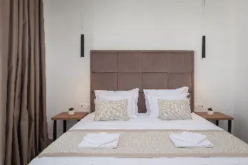 Spacious 6-Bedroom Villa with Private Heated Pool, Seget Vranjica