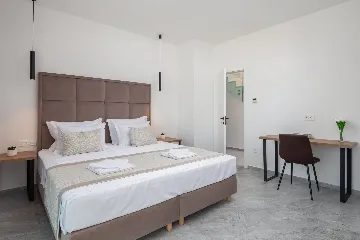 Spacious 6-Bedroom Villa with Private Heated Pool, Seget Vranjica