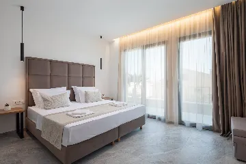 Spacious 6-Bedroom Villa with Private Heated Pool, Seget Vranjica