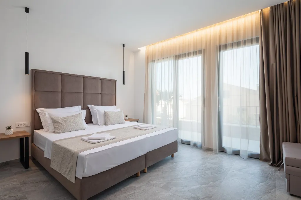 Spacious 6-Bedroom Villa with Private Heated Pool, Seget Vranjica