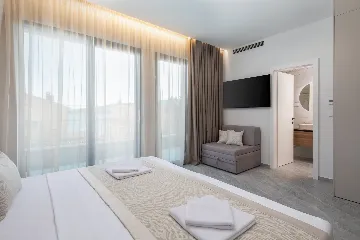 Spacious 6-Bedroom Villa with Private Heated Pool, Seget Vranjica