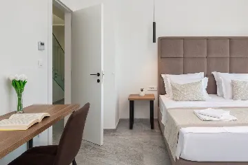 Spacious 6-Bedroom Villa with Private Heated Pool, Seget Vranjica