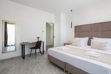 Spacious 6-Bedroom Villa with Private Heated Pool, Seget Vranjica