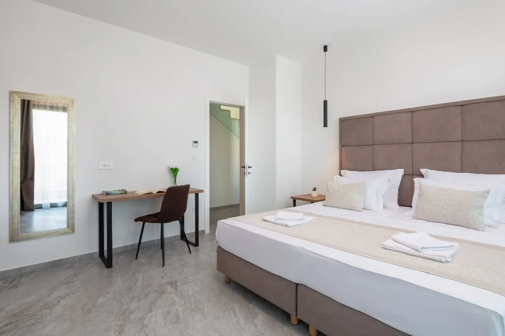 Spacious 6-Bedroom Villa with Private Heated Pool, Seget Vranjica