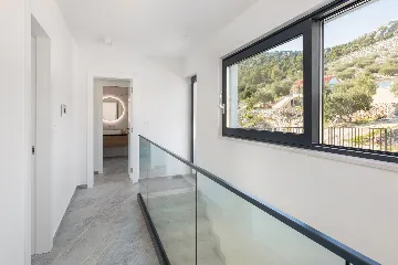 Spacious 6-Bedroom Villa with Private Heated Pool, Seget Vranjica