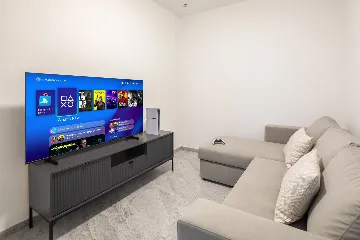 Spacious 6-Bedroom Villa with Private Heated Pool, Seget Vranjica