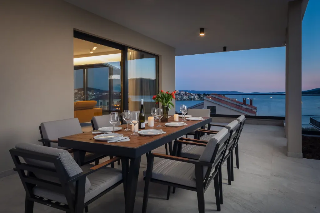 Spacious 6-Bedroom Villa with Private Heated Pool, Seget Vranjica