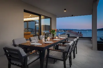 Spacious 6-Bedroom Villa with Private Heated Pool, Seget Vranjica