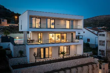 Spacious 6-Bedroom Villa with Private Heated Pool, Seget Vranjica