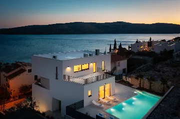 Spacious 6-Bedroom Villa with Private Heated Pool, Seget Vranjica