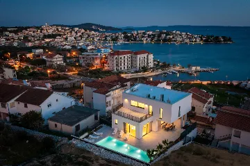 Spacious 6-Bedroom Villa with Private Heated Pool, Seget Vranjica