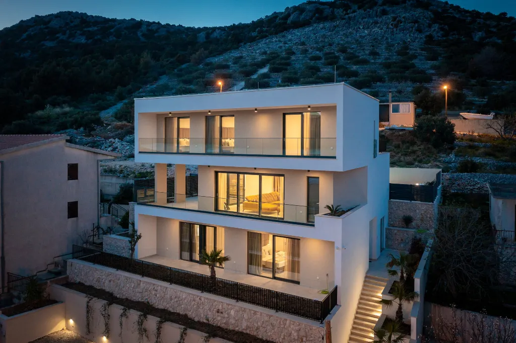 Spacious 6-Bedroom Villa with Private Heated Pool, Seget Vranjica