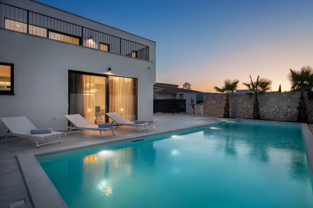 Spacious 6-Bedroom Villa with Private Heated Pool, Seget Vranjica