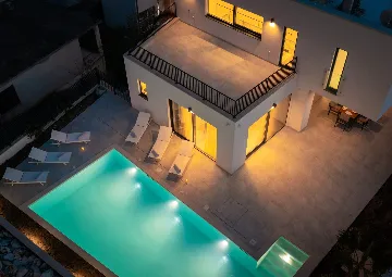 Spacious 6-Bedroom Villa with Private Heated Pool, Seget Vranjica