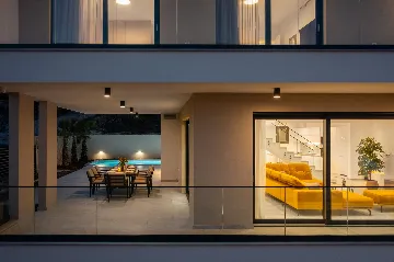 Spacious 6-Bedroom Villa with Private Heated Pool, Seget Vranjica