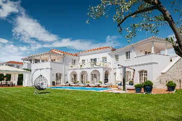 Family Villa with Pool in Vabriga