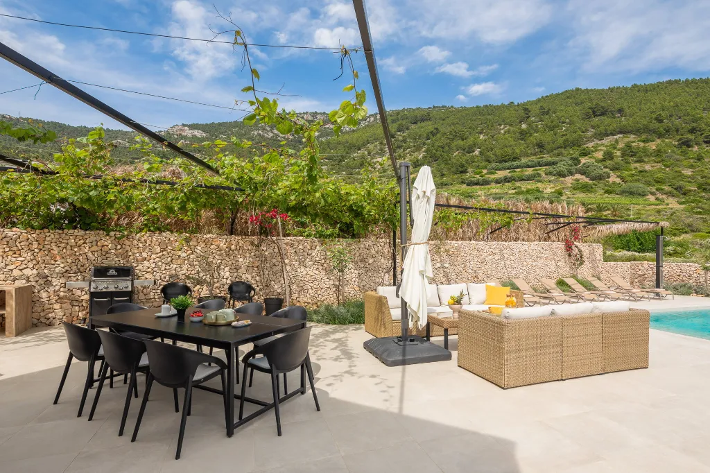 Modern Villa Retreat with Pool, Komiža