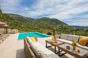 Modern Villa Retreat with Pool, Komiža