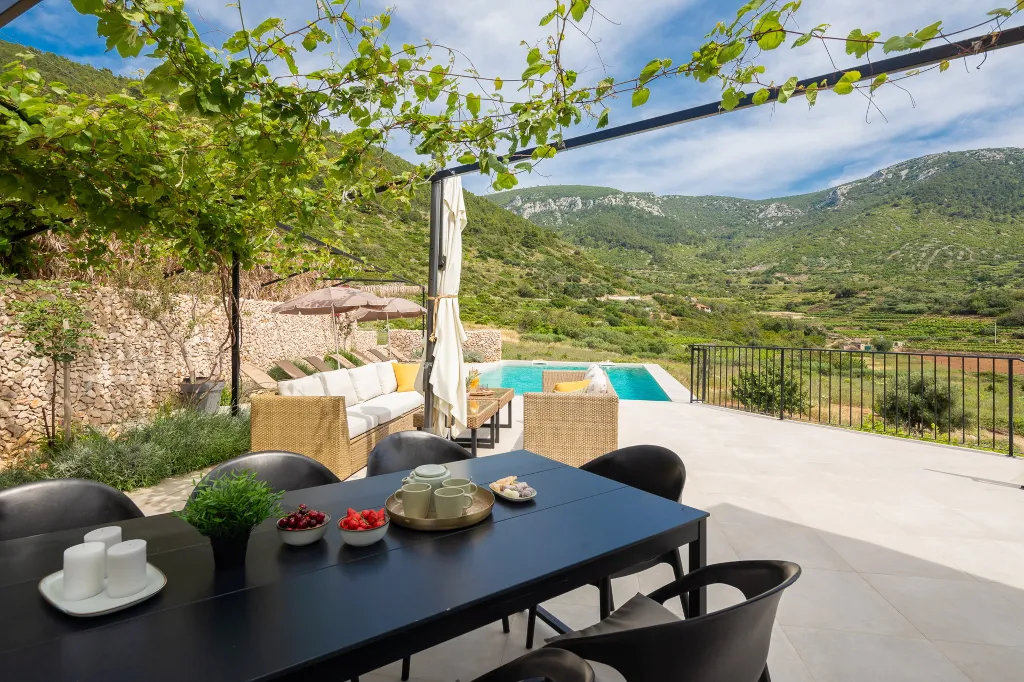 Modern Villa Retreat with Pool, Komiža