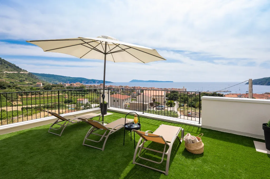 Modern Villa Retreat with Pool, Komiža