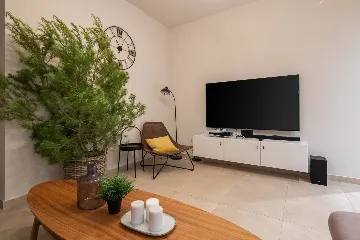 Modern Villa Retreat with Pool, Komiža