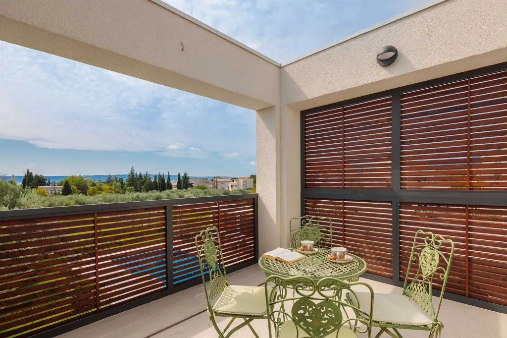 Modern 6-Bedroom Villa with Pool in Kaštel Lukšić