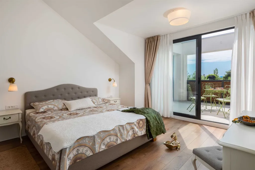 Modern 6-Bedroom Villa with Pool in Kaštel Lukšić