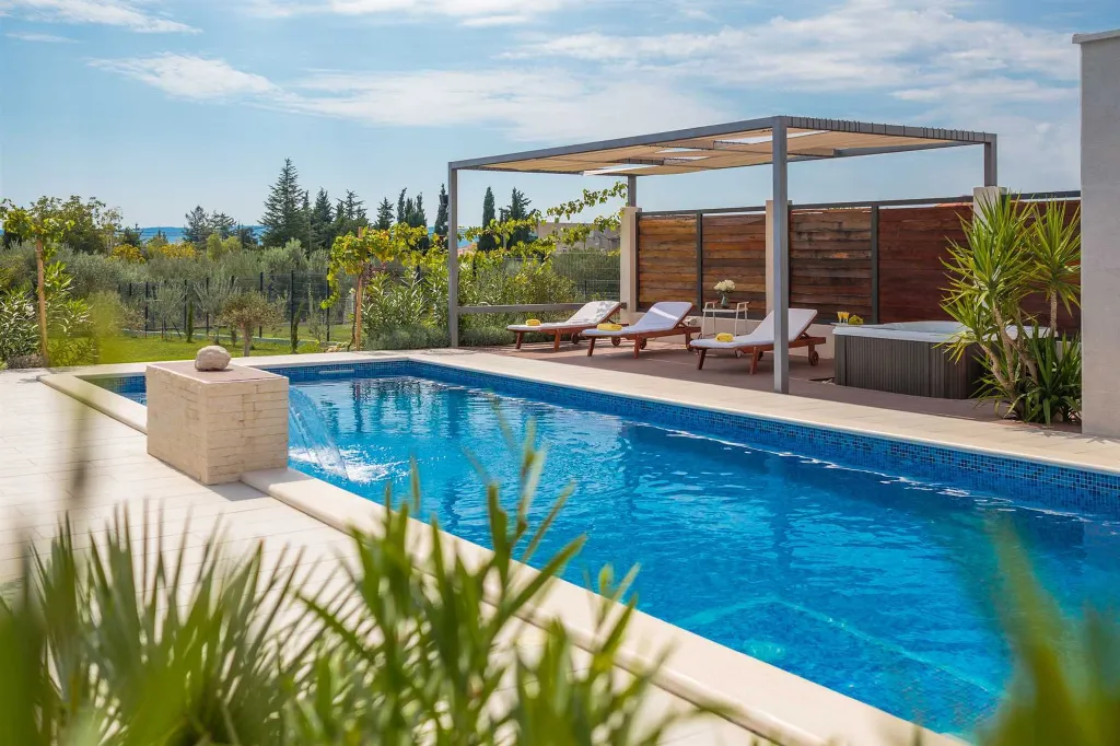 Modern 6-Bedroom Villa with Pool in Kaštel Lukšić