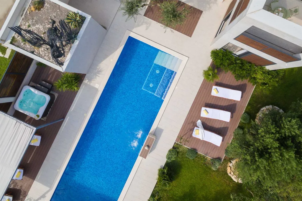 Modern 6-Bedroom Villa with Pool in Kaštel Lukšić