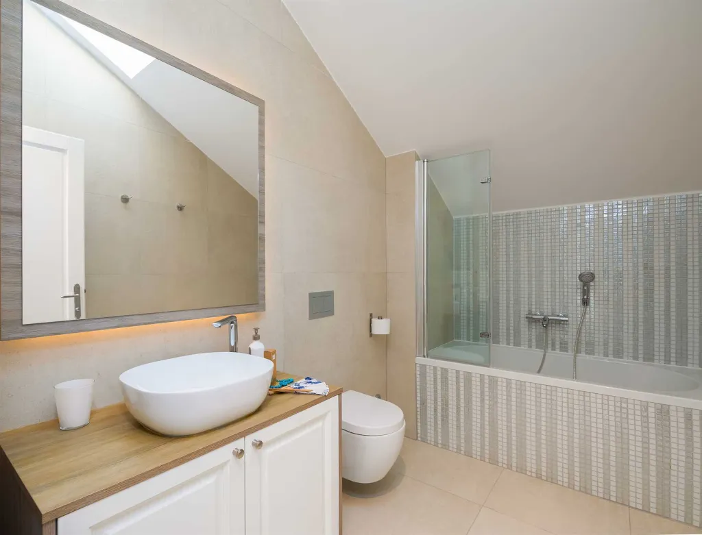 Modern 6-Bedroom Villa with Pool in Kaštel Lukšić