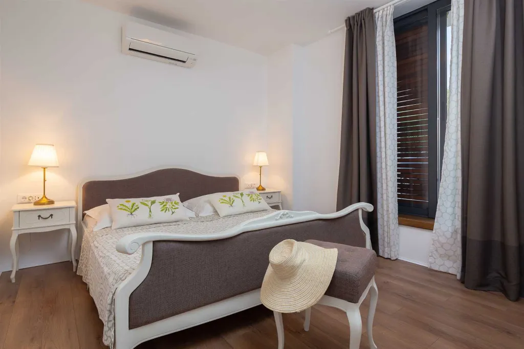 Modern 6-Bedroom Villa with Pool in Kaštel Lukšić