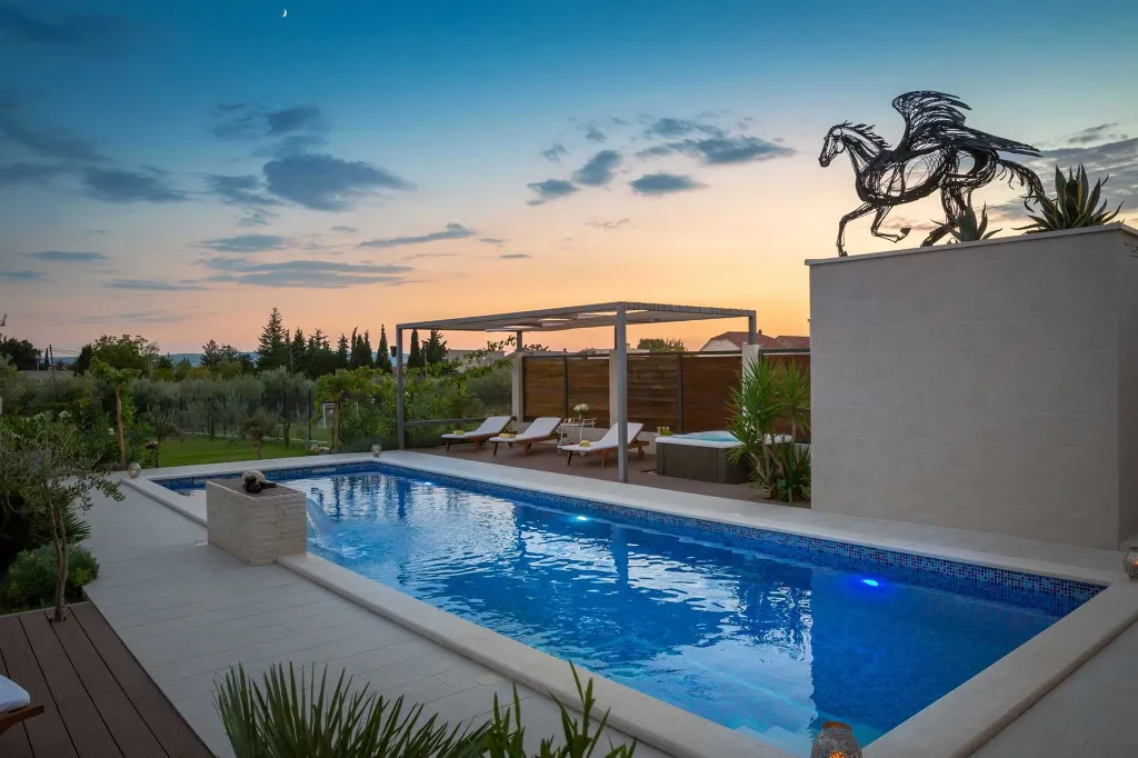 Modern 6-Bedroom Villa with Pool in Kaštel Lukšić