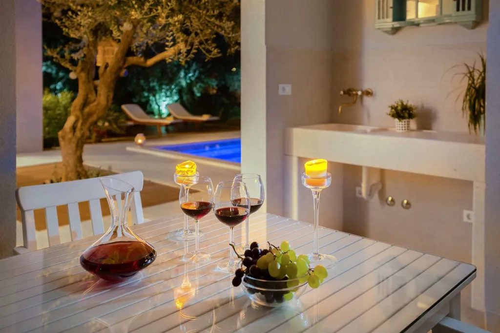 Modern 6-Bedroom Villa with Pool in Kaštel Lukšić
