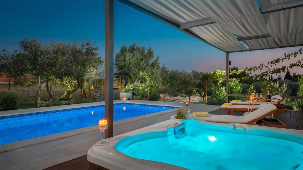 Modern 6-Bedroom Villa with Pool in Kaštel Lukšić