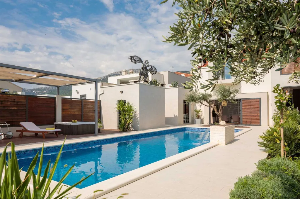 Modern 6-Bedroom Villa with Pool in Kaštel Lukšić