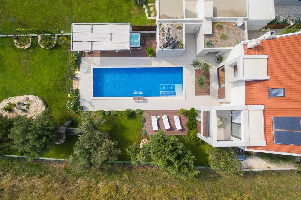 Modern 6-Bedroom Villa with Pool in Kaštel Lukšić