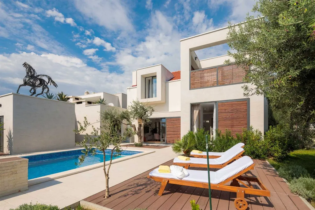 Modern 6-Bedroom Villa with Pool in Kaštel Lukšić