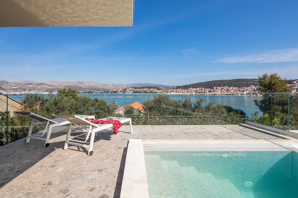 Modern Seaside Villa with Pool in Okrug Gornji
