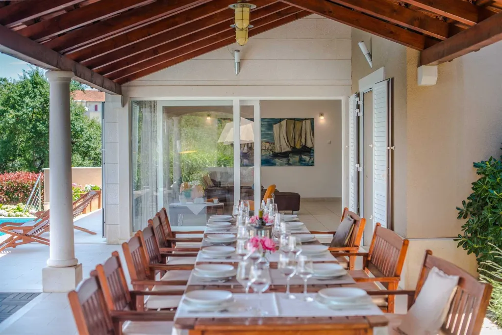 Contemporary 6-Bedroom Villa with Infinity Pool in Mirca
