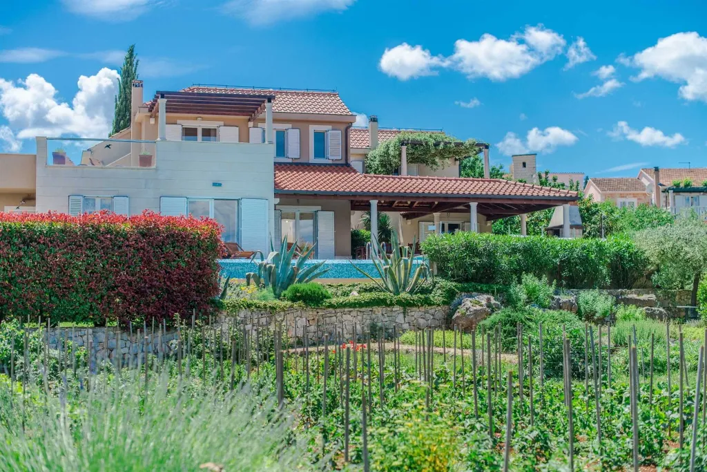 Contemporary 6-Bedroom Villa with Infinity Pool in Mirca